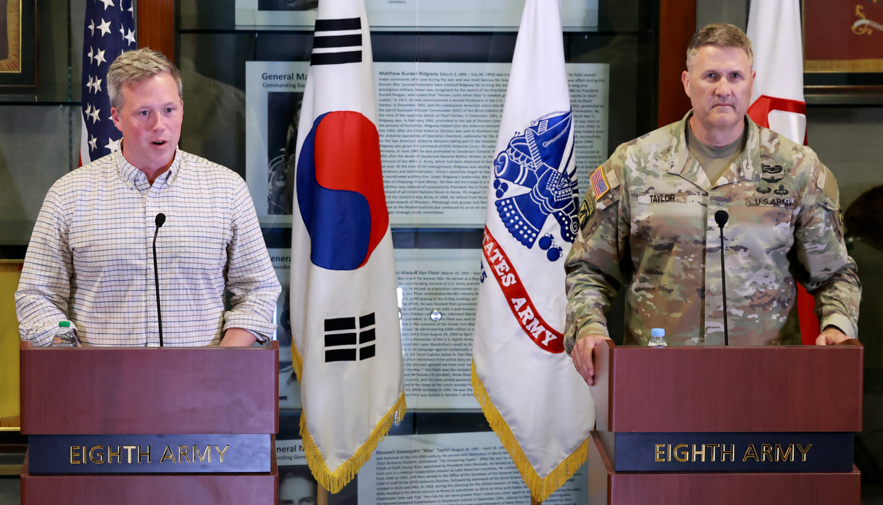 대니얼 드리스콜 미국 육군장관(왼쪽)과 윌리엄 테일러 미8군 사령관 직무대행이 1일 경기도 평택시 캠프 험프리스에서 미디어 간담회를 하고 있다. [연합]