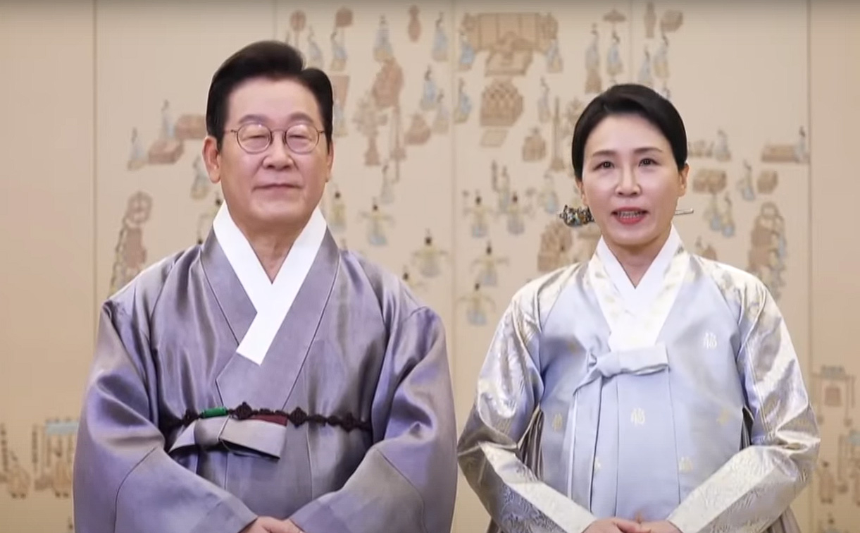 이재명 토토사이트 경찰 조회과 김혜경 여사가 지난 4일 한복 차림으로 영상 메시지를 통해 명절 인사를 전하고 있다. [연합]