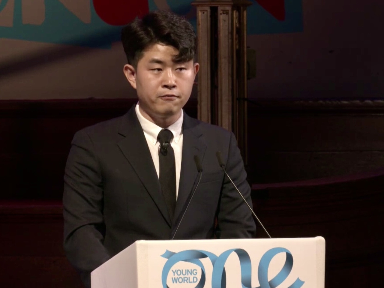 지난 2019년 영국 런던에서 열린 세계 젊은 지도자 정상회의(One Young World Summit) 단상에 오른 김금혁 씨. 골드문 토토사이트 추천 영어로 전달한 연설에서 “엄마, 아빠 미안해요. 멈추지 않을게요”라고 말했다.