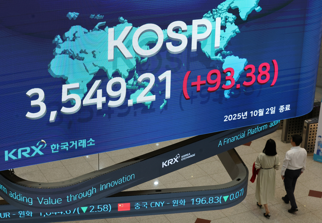 An electronic board at the Korea Exchange in Yeouido, western Seoul shows the Kospi closing trading at 3,549.21, up 93.38 points or 2.7 percent on-day, Thursday. (Newsis)