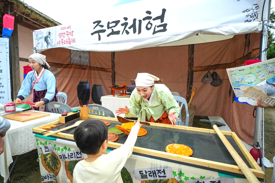 예천삼강주막나루터축제가 4일부터 6일까지 삼강한글지원 해와 토토사이트에서 열라고 있다. 사진은 주모체험 모습 [예천군 제공]