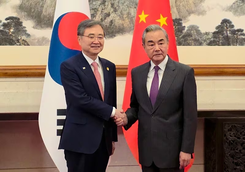 Foreign Minister Cho Hyun (left) shakes hands with Chinese Foreign Minister and Communist Party foreign affairs chief Wang Yi during a South Korea - China foreign ministers’ meeting in Beijing on Sept. 17. (Joint Press Corps)