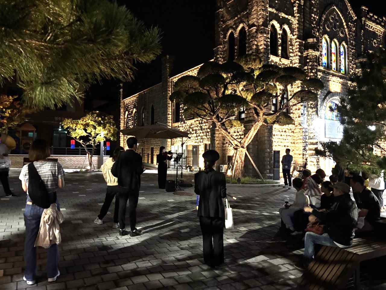 ‘2025 영주 원도심 야행’ 참가자들이 기관사 복장의 가이드와 함께 관사골 일대를 둘러보며 영주의 근대 문화를 체험하고 있다.[영주시 제공]