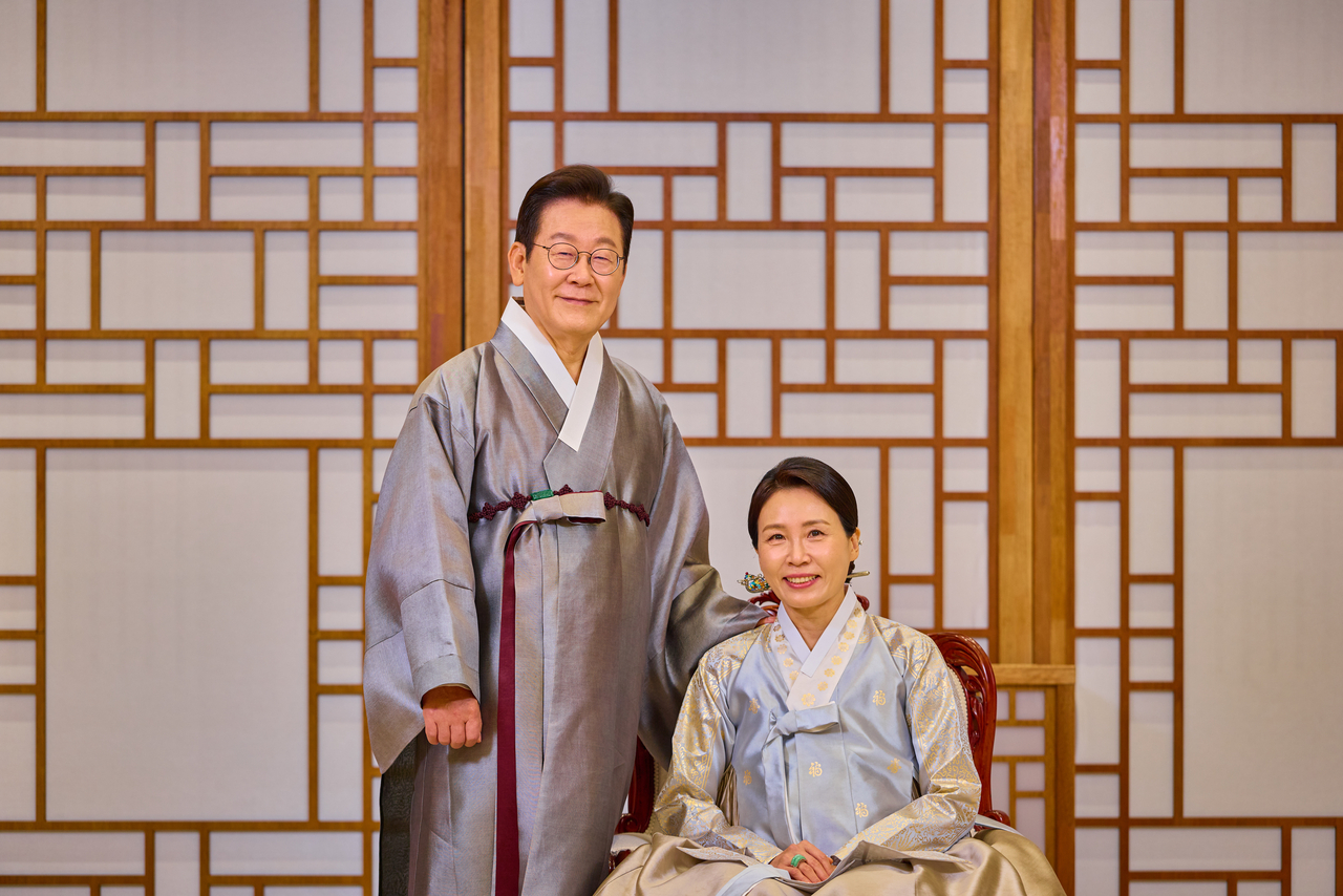 President Lee Jae Myung (left) and First Lady Kim Hea Kyung pose for celebratory photos for the Chuseok holiday. (President Lee Jae Myung’s post on X)