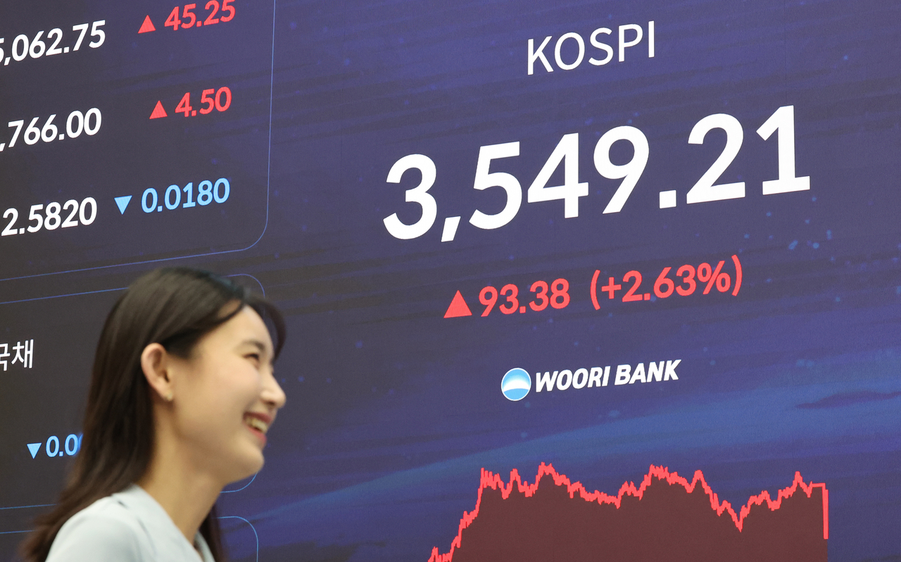 An employee works at the dealing room of Woori Bank in central Seoul on Thursday, as the benchmark Kospi closed at a record-high 3,549.21, surpassing the 3,500 mark for the first time in history. (Yonhap)