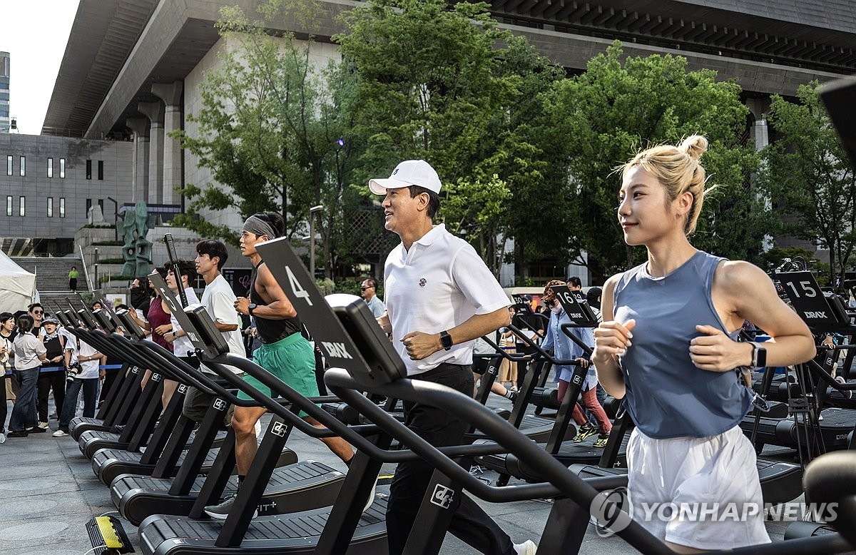 오세훈 시장 손목닥터 기념 서울 광장 달리기 체험(사진 연합뉴스)