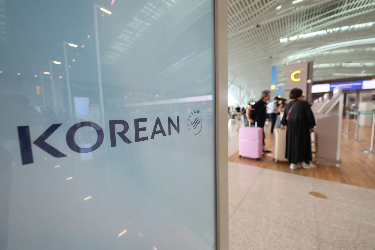 This photo shows Korean Air’s check-in counters at the departure hall of Terminal 2 at Incheon International Airport on Sep. 30. (Yonhap)