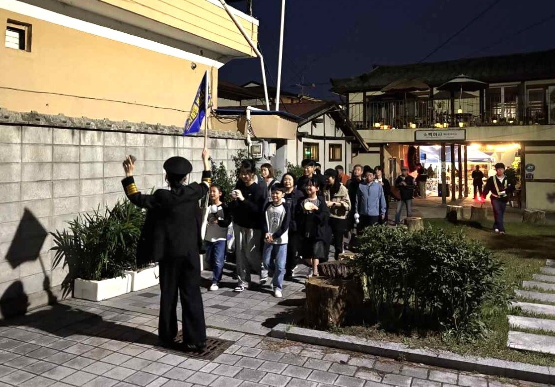 ‘2025 영주 원도심 야행’ 참가자들이 기관사 복장의 가이드와 함께 관사골 일대를 둘러보며 영주의 근대 문화를 체험하고 있다.[영주시 제공]