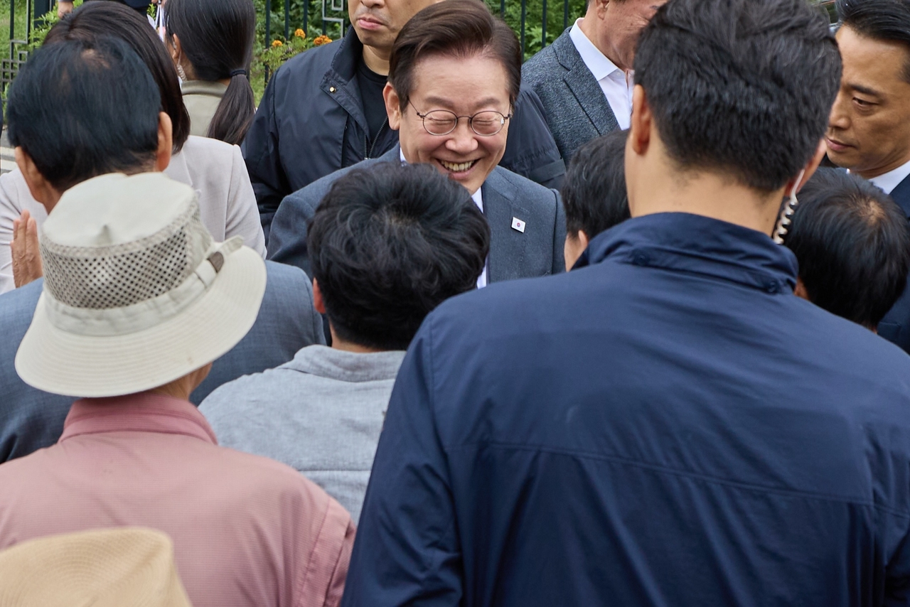 President Lee Jae Myung and First Lady Kim Hea Kyung visit their hometown of Andong, North Gyeongsang Province, on Monday, celebrating the Chuseok holiday. (Lee Jae Myung’s post on Facebook)