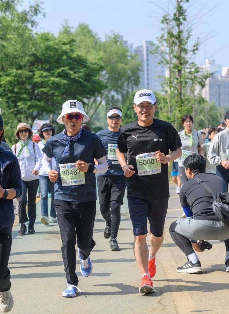 이기재 양천무료 토토사이트(오른쪽) 양천마라톤대회 레이스