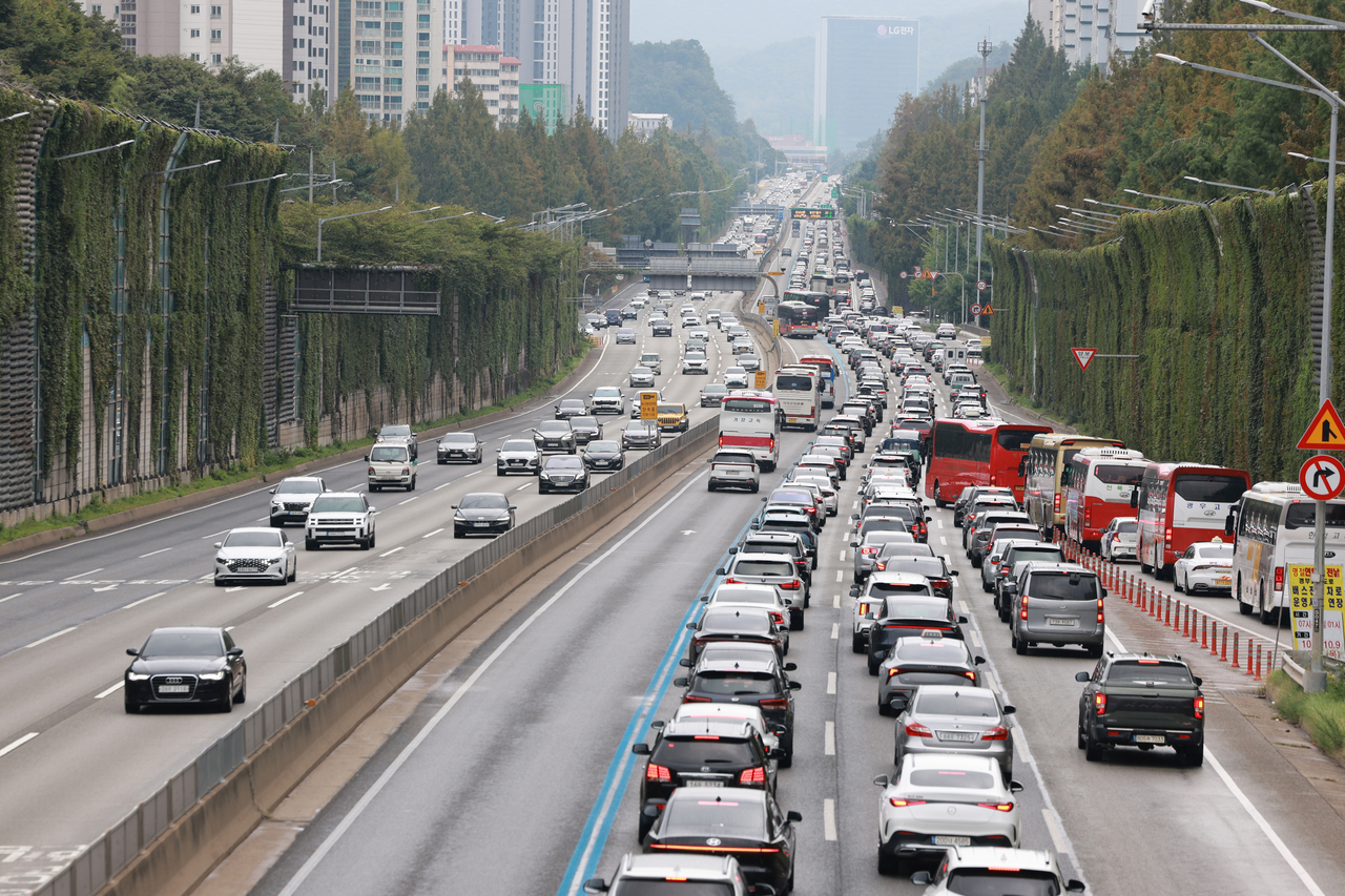 Traffic is congested on the southbound lanes near the Jamwon Interchange on the Gyeongbu Expressway in Seoul on Friday, the first day of the Chuseok holiday. (Yonhap)