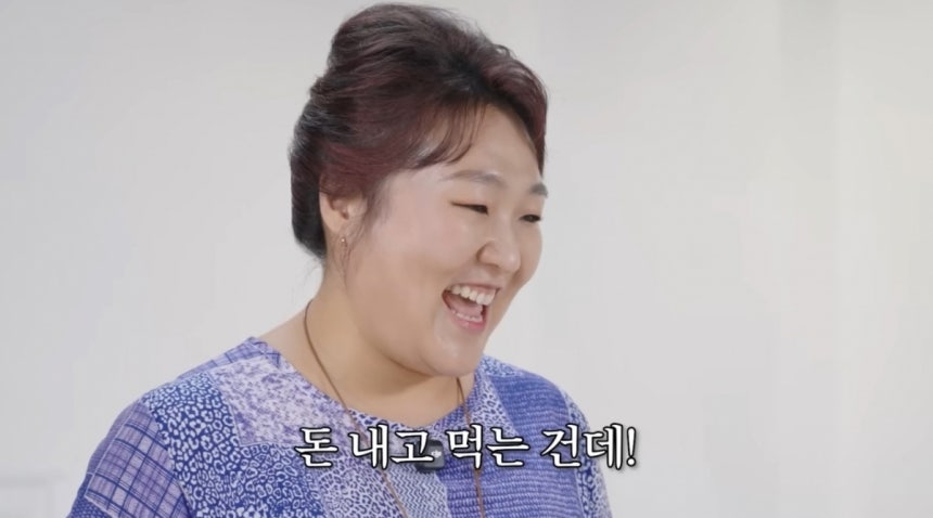 개그맨 이수지가 지난 7월 자신의 유튜브 채널에 올린 영상에서 머스트잇 토토 업주 연기를 하는 모습.[유튜브 채널 ‘핫이슈지’]