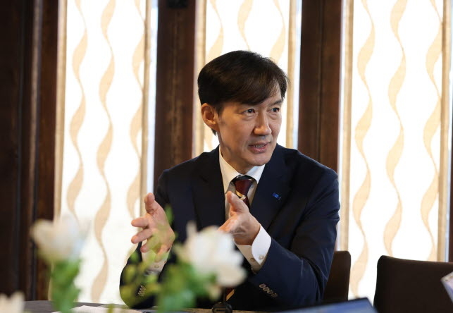 조국 조국혁신당 혁신정책연구원장이 호남 지역 방문 일정 이틀째인 27일 오후 전북 전주 한옥마을 근처 한 카페에서 토토사이트 마루한경제와 인터뷰하고 있다. [조국혁신당 제공]