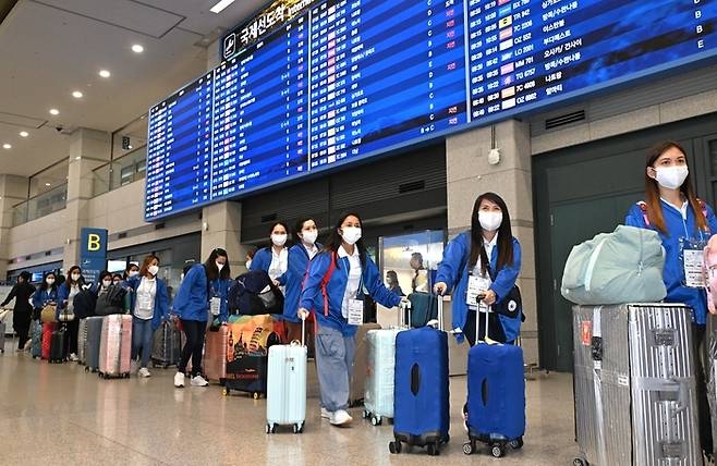 외국인 토토사이트 가입 불법 시범사업에 참여할 필리핀 노동자들이 지난 6일 인천국제공항을 통해 입국하고 있다. [서울시 제공]