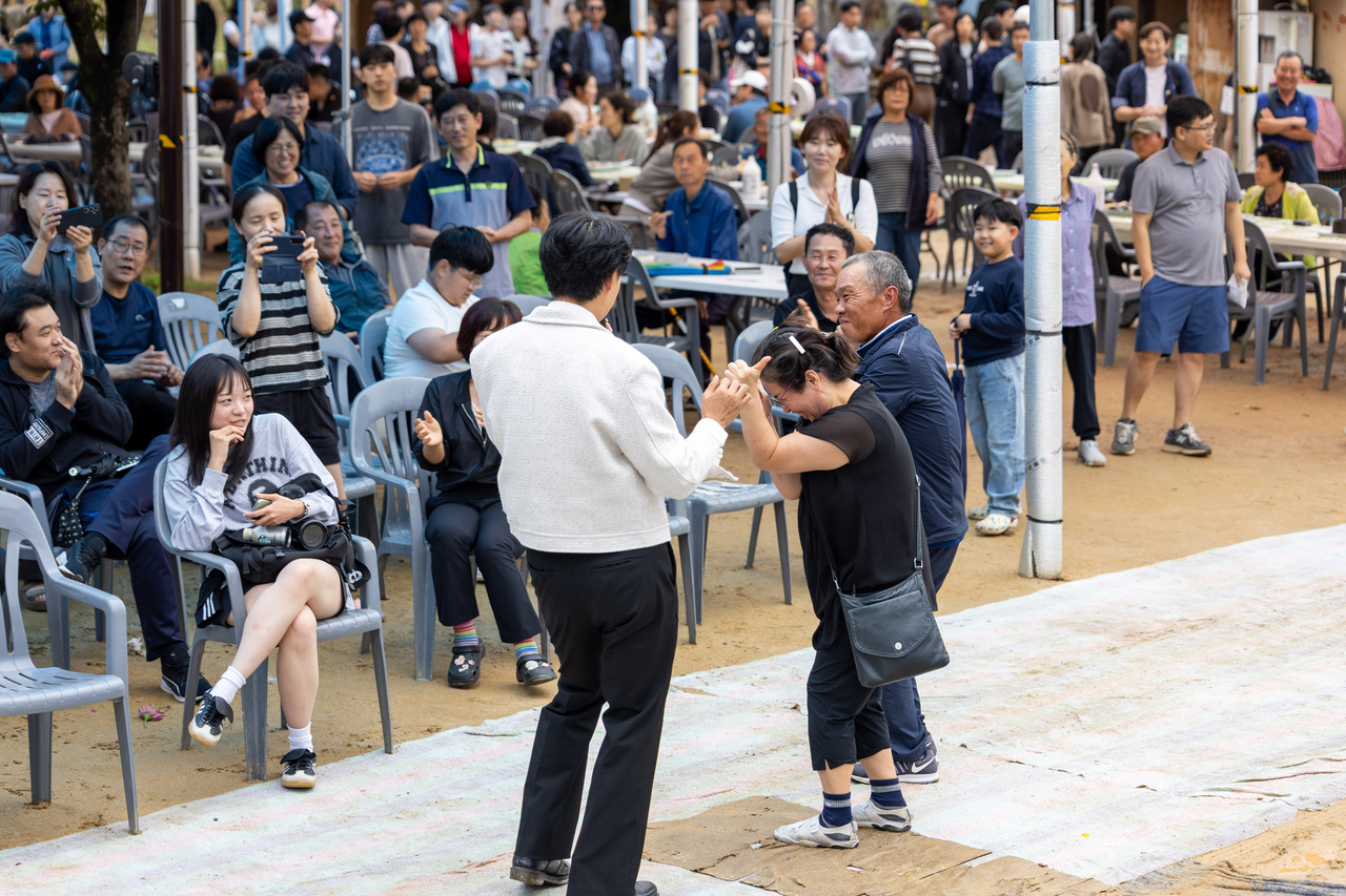 신나는 무대공연에 관괌객이 흥에 빠져 있다.[예천군 제공]