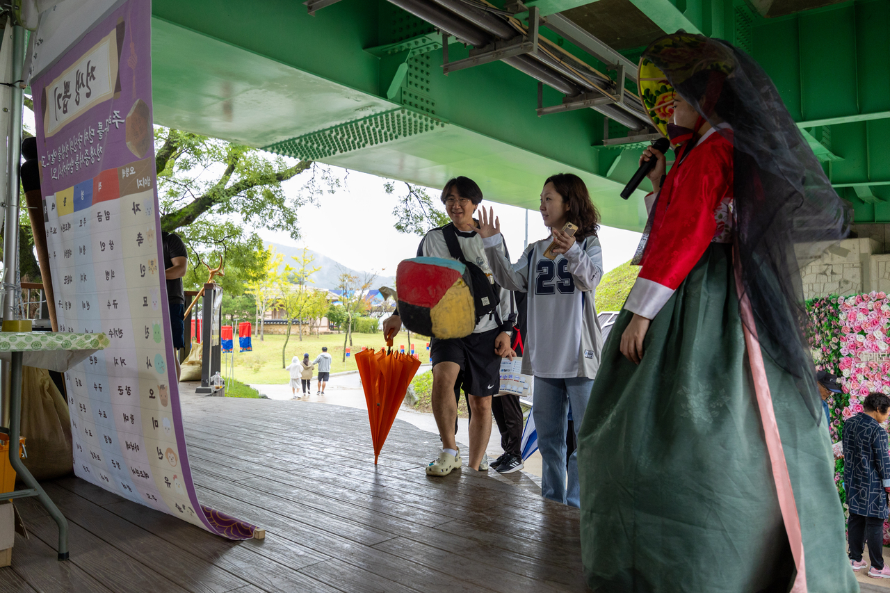 예천 토토사이트 위키 나루터 축제 전생뽑기 모습[예천군 제공]