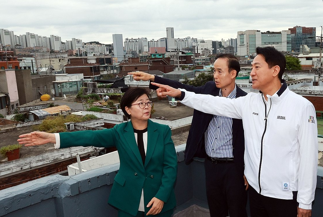 Seoul Mayor Oh Se-hoon tours the Mia 2 Redevelopment Zone in Dobong-gu on Sept. 24. (Yonhap)