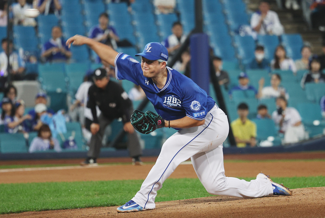 삼성 라이온즈 선발 최원태가 9월 25일 서울에서 남동쪽으로 약 235km 떨어진 대구 삼성 라이온즈파크에서 열린 한국야구위원회(KBO) 정규시즌 경기에서 키움 히어로즈를 상대로 투구하고 있다.(연합뉴스)