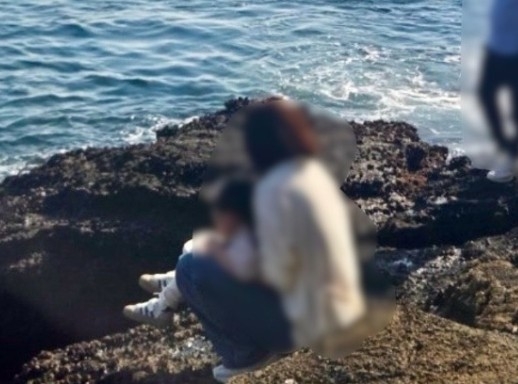지난 6일 제주 용머리해안에서 아이에게 용변을 보게 한 토토사이트 운영자 공소시효 관광객이라며, 온라인에 확산된 사진. 온라인커뮤니티