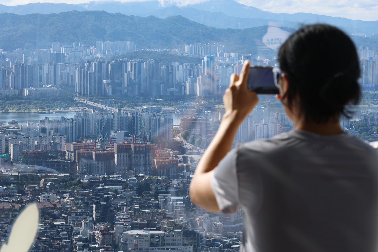 Apartment and housing complexes along the Hangang River are seen from the observation deck on Namsan in central Seoul on Oct. 8. (Yonhap)