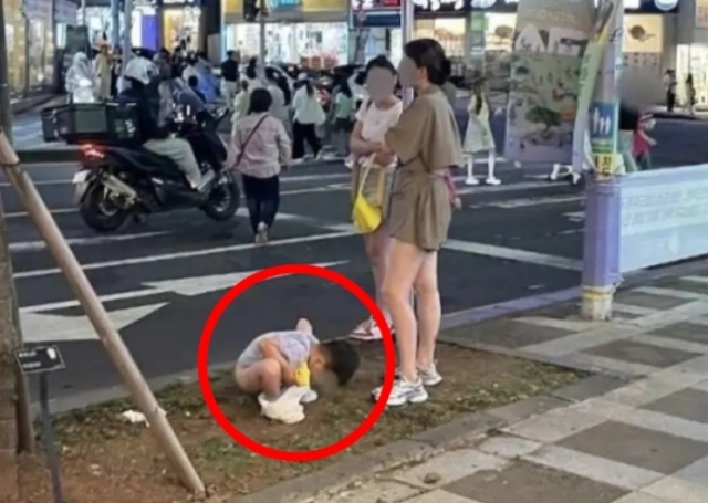 지난해 제주 도심에서 길거리에서 아이에게 대변을 보게 해 논란이 됐던 토토사이트 운영자 공소시효 관광객. 온라인커뮤니티