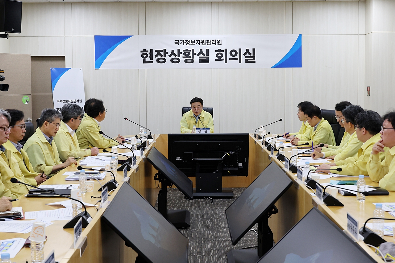 윤호중 행정안전부 장관이 8일 오후 국가정보자원관리원 대전센터를 방문해 화재로 서비스가 중단된 행정정보시스템 ddj 토토사이트현장을 점검한 뒤 ddj 토토사이트계획 보고회를 하고 있다.[행정안전부 제공]