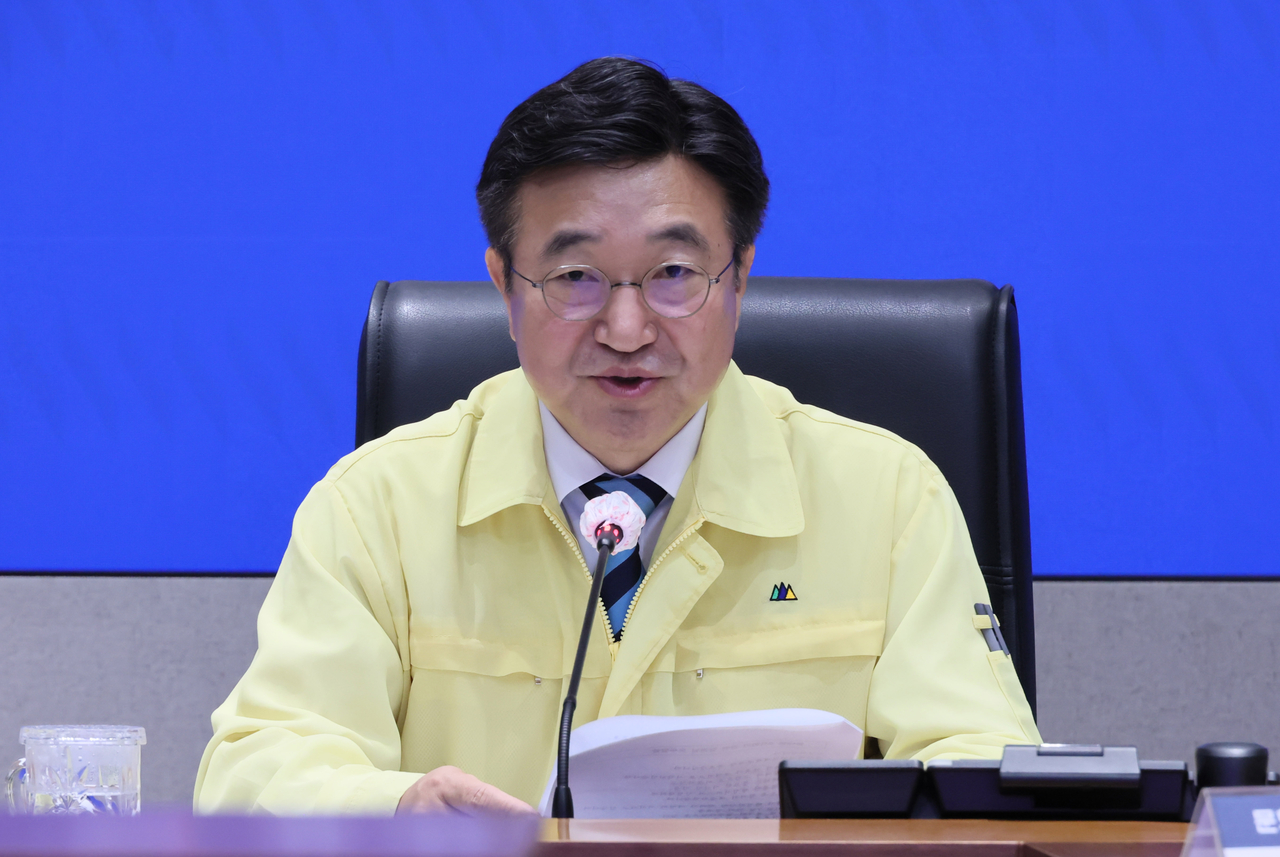 윤호중 행정안전부 비트코인 스포츠토토이 지난 3일 서울 종로구 정부서울청사에서 국가정보자원관리원 행정정보 시스템 화재 관련 중앙재난안전대책본부 9차 회의를 주재하고 있다. [연합]