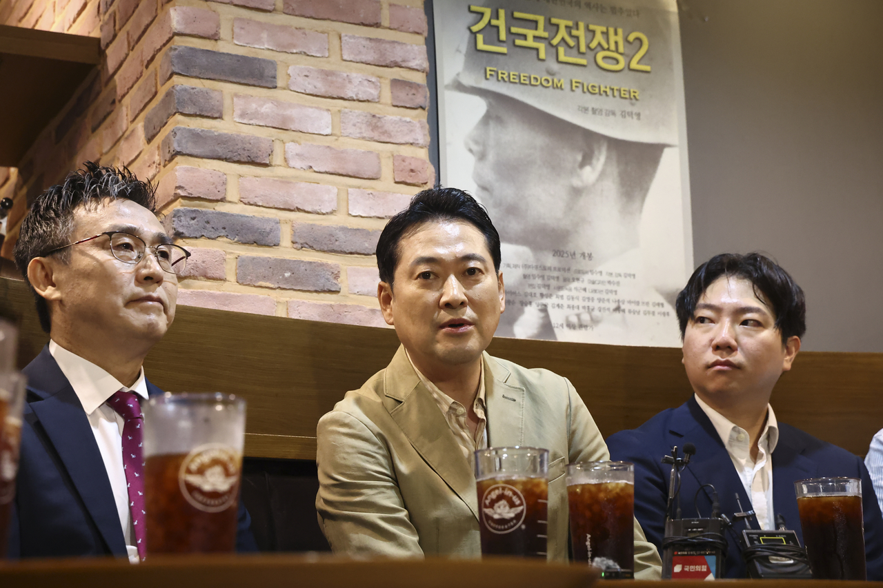 장동혁 국민의힘 토토사이트 샌즈가 지난 7일 건국전쟁2 영화를 관람하기 앞서 서울 롯데시네마 영등포점 한 카페에서 진행된 김덕영 감독과의 대화에서 발언하고 있다. [연합]