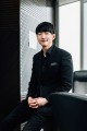 아모레도 제친 ‘36세 억만장자’…1년새 주가 ‘6500억원→3조원대’로 411%↑