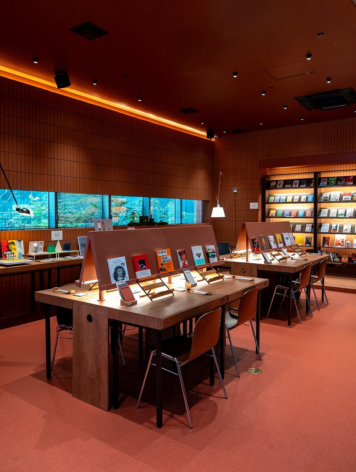 Lounge (x) X Kyobo Book Center in Seongsu (Instagram)