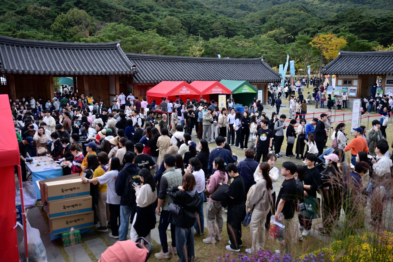 Visitors wait in long lines at the inaugural Gimcheon Gimbap Festival in October 2024, where limited-edition gimbap tickets and eco-friendly packaging drew early crowds well before noon. (Gimcheon)