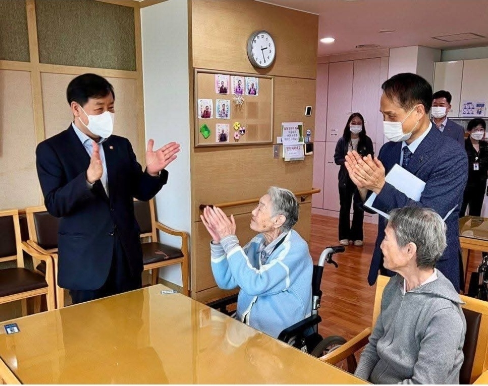 구윤철 부토토사이트 로그인 없이 겸 기획재정부 장관이 추석연휴 마지막 날인 9일 자택근처 요양원을 방문, 어르신들과 대화를 하고 있다. [구윤철 부토토사이트 로그인 없이 페이스북 캡쳐화면]