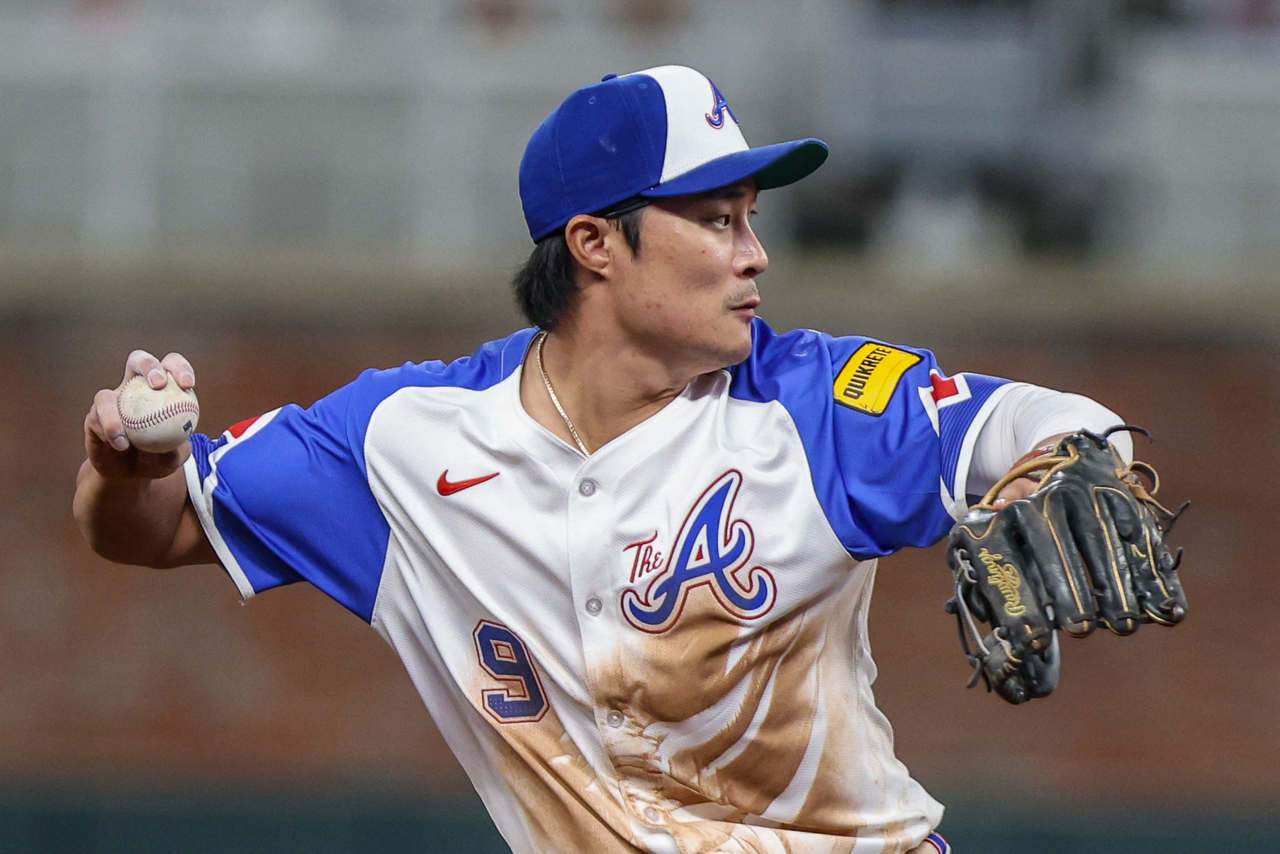Atlanta Braves shortstop Kim Ha-seong makes a throw to first base during a Major League Baseball regular-season game against the Pittsburgh Pirates at Truist Park in Atlanta on Sept. 27, 2025. (Reuters-Yonhap)