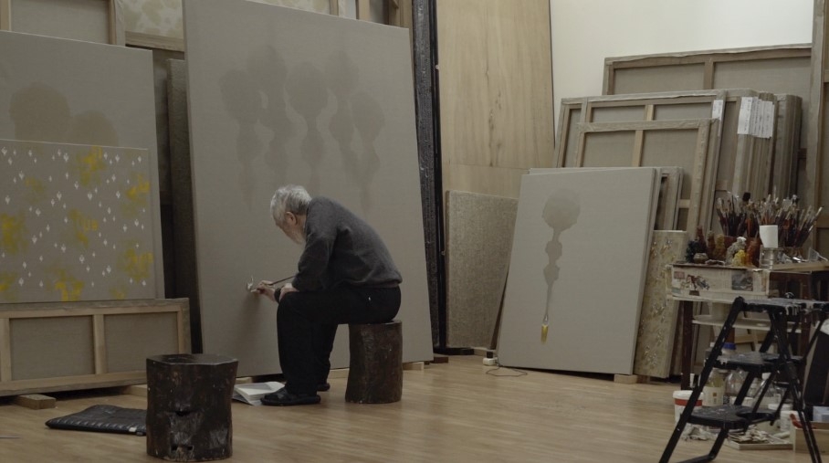 Still image from "The Man Who Paints Water Drops" (MMCA)