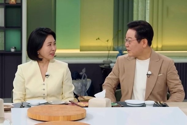 President Lee Jae Myung (right) and his wife Kim Hea Kyung are seen during the filming of "Please Take Care of My Refrigerator." (JTBC Entertainment)