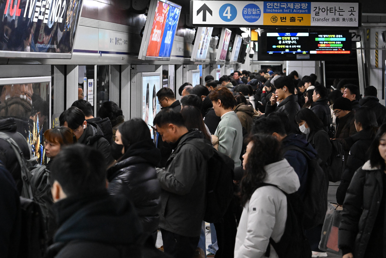 Passengers wait to board the subway at Seoul Station's Line No. 1 on Nov. 28, 2024. (Im Se-jun/The Korea Herald)