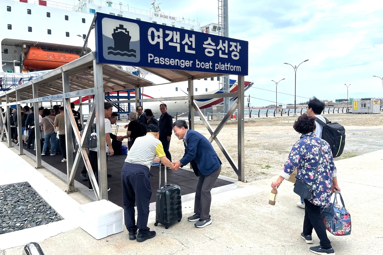 남한권 토토사이트 토토사이트가입 안시켜줌군수가  떠나는 관광객을 배웅하며  토토사이트 토토사이트가입 안시켜줌도를 홍보하고 있다.[토토사이트 토토사이트가입 안시켜줌군 제공]