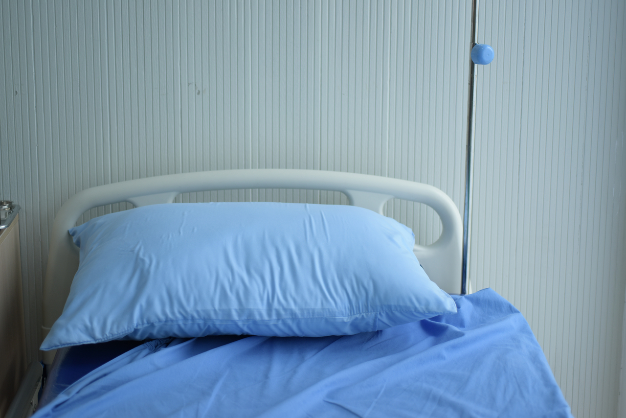 An empty hospital bed (123rf)