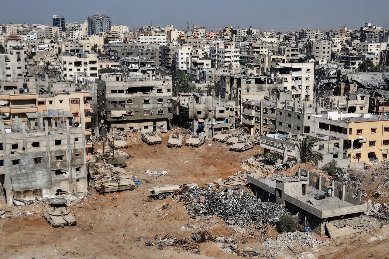 Israeli tanks and armored vehicles are seen among war-damaged buildings near the Jordanian Field Hospital in Gaza City during a media tour organized by the Israeli army on Oct. 3, 2025. (AP-Yonhap)