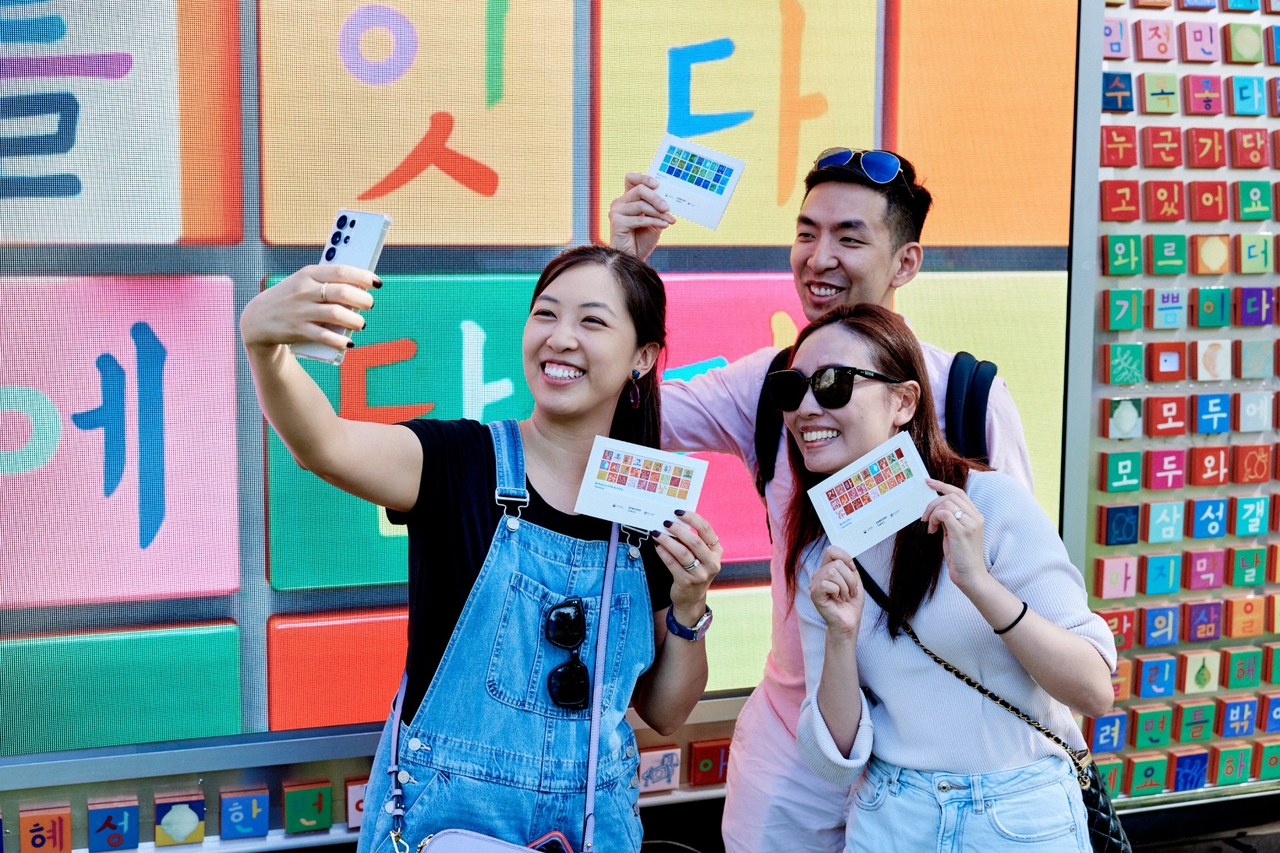 Participants take photos after displaying their personalized messages on the “Hangeul Truck" at Brown University in Providence, Rhode Island. (Samsung Electronics)