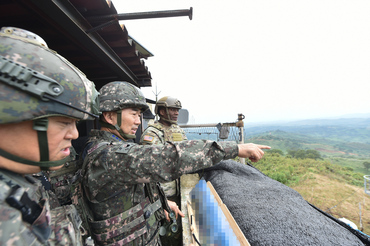 South Korean Joint Chiefs of Staff Chair Gen. Jin Yong-sung (center) and US Forces Korea Commander Gen. Xavier Brunson (right) inspect a front-line military unit on Oct. 3. (Joint Chiefs of Staff)