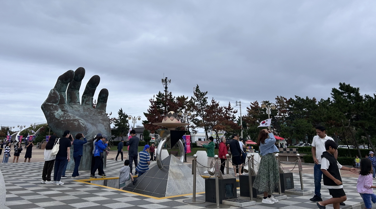 추석 연휴기간에 포항 호미곶 새천년광장에 많은 사람들이 붐비고 있다.[포항시 제공]