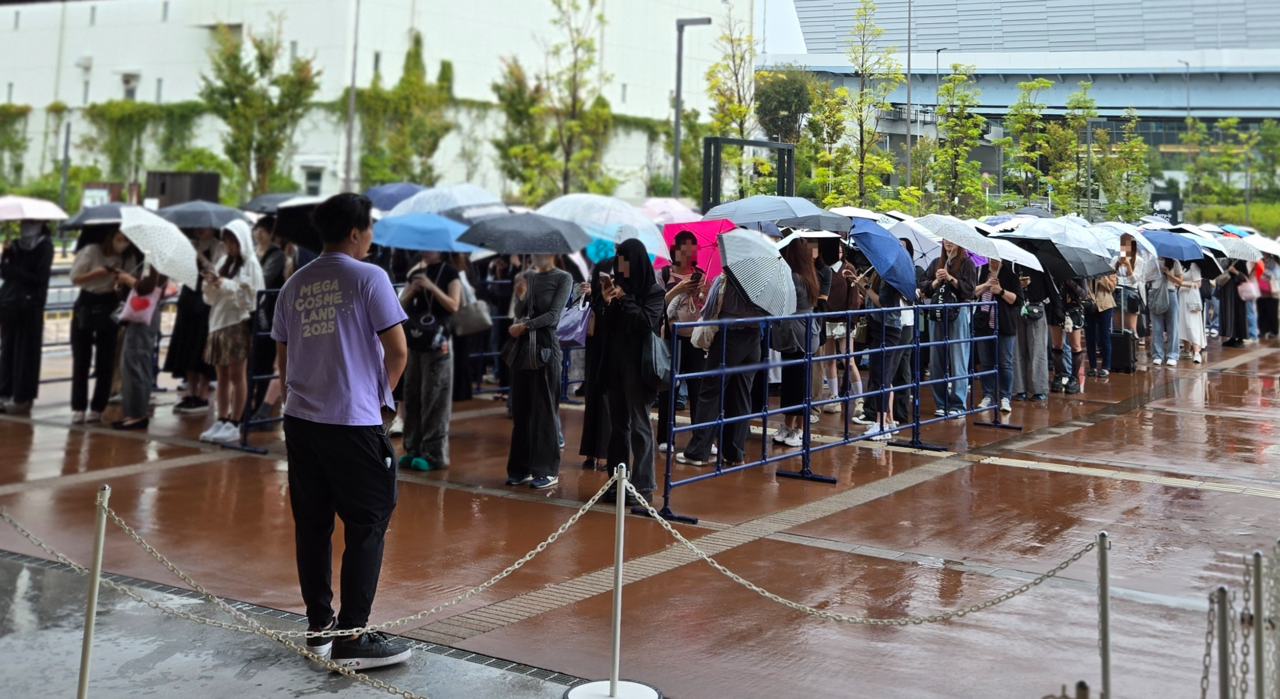 지난 4일 일본 도쿄 체조경기장에서 열린 큐텐재팬의 K-토토사이트 클럽비 페스티벌 ‘메가 코스메 랜드 2025’에 입장하려는 참가자들이 대기 줄을 서고 있다. 강승연 기자