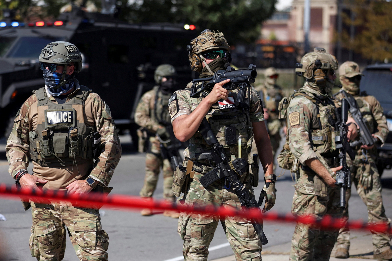 Law enforcement officers are seen in Chicago on Oct. 4. (Reuters-Yonhap)