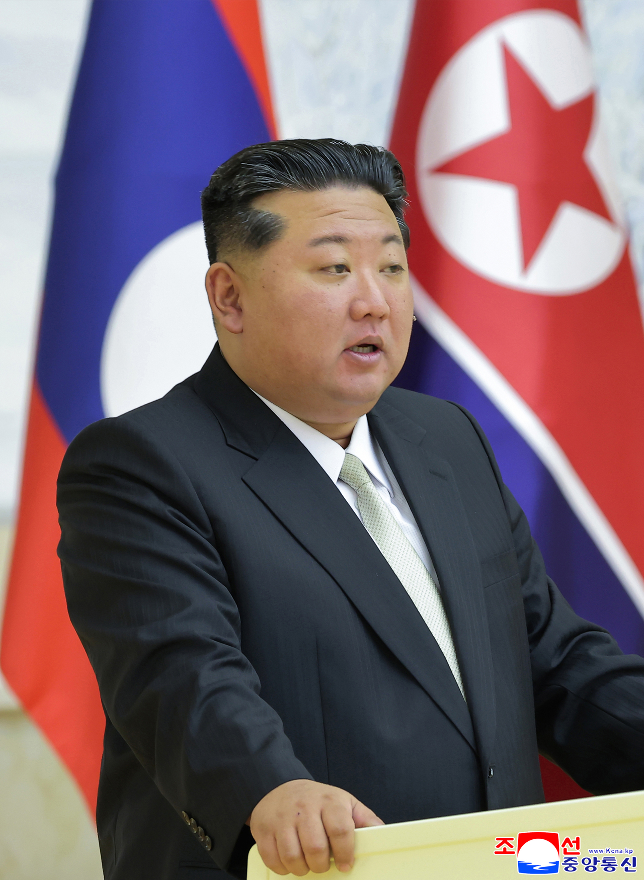 김정은 북한 국무위원장이 노동당 창건 80주년 경축 행사 참석차 방북한 통룬 시술릿 라오스 국가주석과 지난 7일 회담했다고 조선중앙통신이 8일 보도했다. [연합]