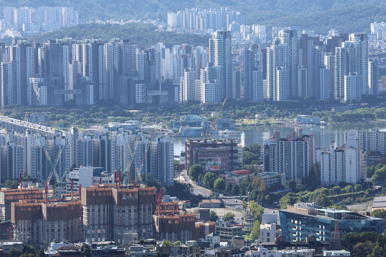 게임룸 토토 등 수도권 집값이 다시 가파른 오름세를 보이는 가운데 8일 게임룸 토토 남산에서 바라본 한강변 아파트 및 주택단지들.   8일 한국부동산원에 따르면 지난달 다섯째 주(9월29일 기준) 게임룸 토토 아파트 매매가격은 직전 주 대비 0.27% 올랐다. 성동구(0.78%), 마포구(0.69%), 광진구(0.65%) 등 강북 한강 벨트가 계속 강세를 보이며 상승폭을 확대하는 가운데 게임룸 토토 25개 자치구 모두 오름폭이 커졌다.  연합뉴스