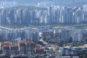 서울 등 수도권 집값이 다시 가파른 오름세를 보이는 가운데 8일 서울 남산에서 바라본 한강변 아파트 및 주택단지들.   8일 한국부동산원에 따르면 지난달 다섯째 주(9월29일 기준) 서울 아파트 매매가격은 직전 주 대비 0.27% 올랐다. 성동구(0.78%), 마포구(0.69%), 광진구(0.65%) 등 강북 한강 벨트가 계속 강세를 보이며 상승폭을 확대하는 가운데 서울 25개 자치구 모두 오름폭이 커졌다.  연합뉴스