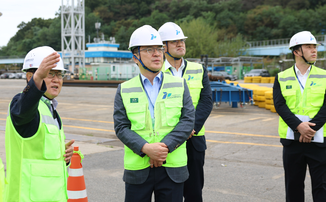 First Vice Industry Minister Moon Shin-hak (second from left) listens to port officials during a tour of Incheon New Port on Thursday. (Yonhap)
