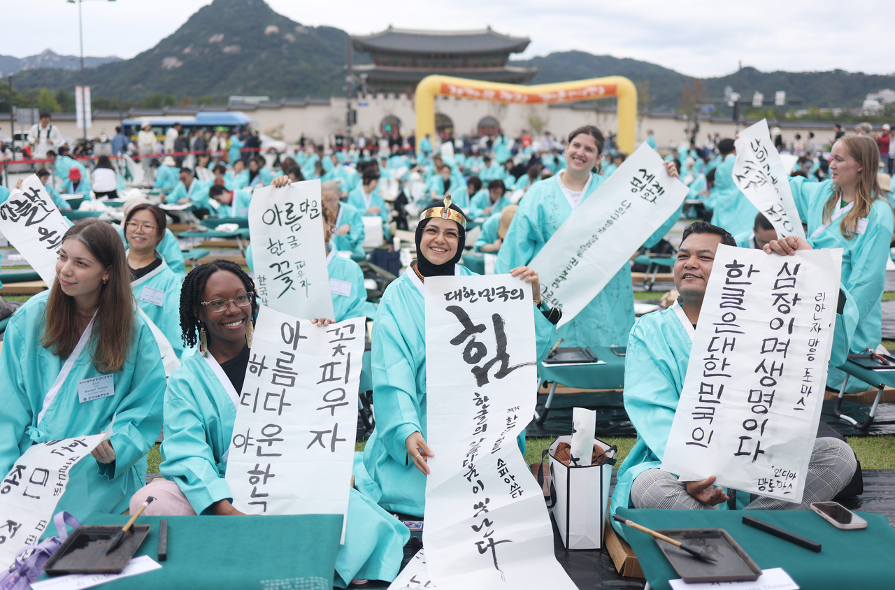 Foreign residents take part in a Korean calligraphy contest Thursday in Seoul, as part of events to celebrate the 579th anniversary of the invention of the Korean alphabet, called Hangeul. (Yonhap)
