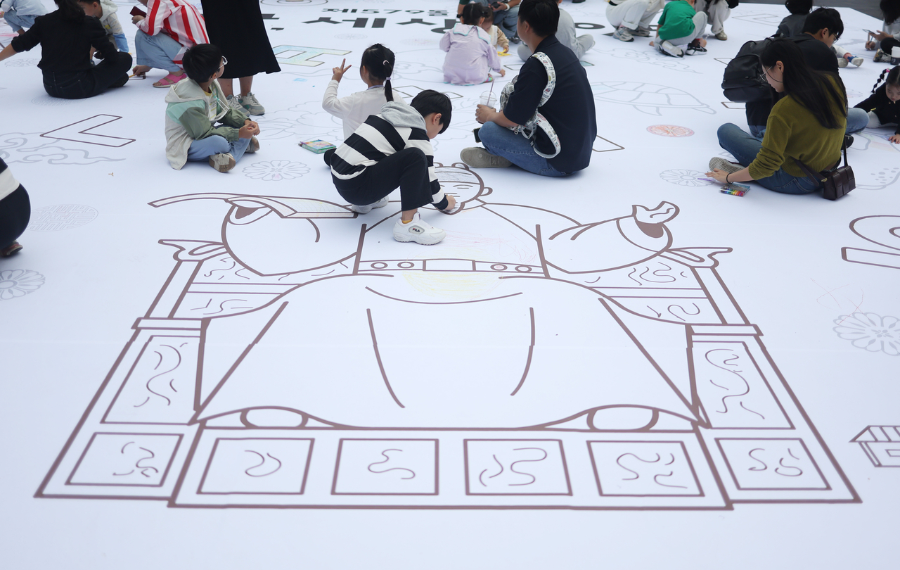 Children participate in “Hangeul, Connecting the World," an event held in Gwanghwamun Square in Seoul on Thursday. (Yonhap)